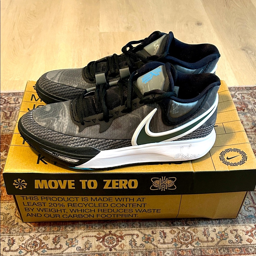 Nike Kyrie Irving  8 Basketball Shoes 
New with box